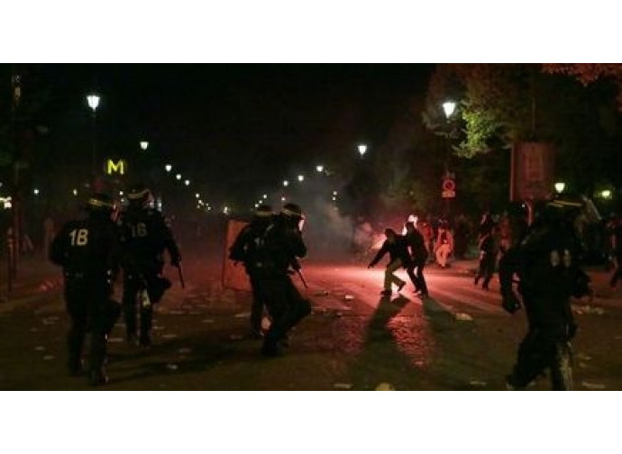 Francia, manifestazioni contro le unioni gay. Francia, manifestazioni contro le unioni gay.